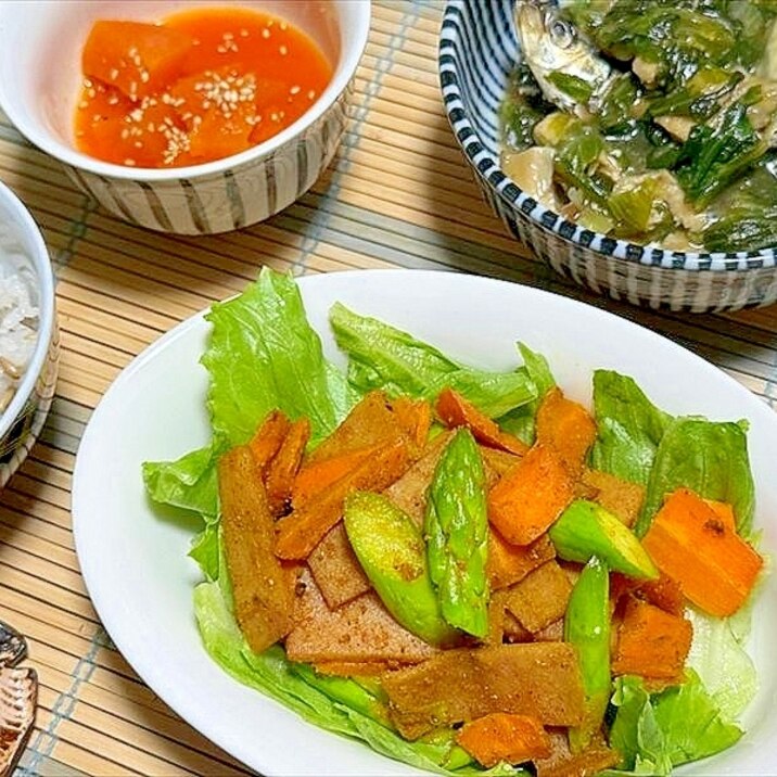 ぺらぺらポークソ、人参アスパラちりちり炒めカレー味